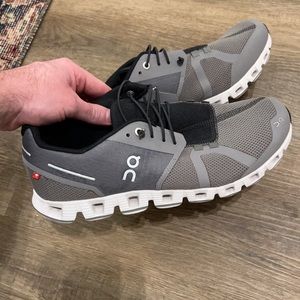 Men’s On Cloud Gray Tennis Shoes size 9